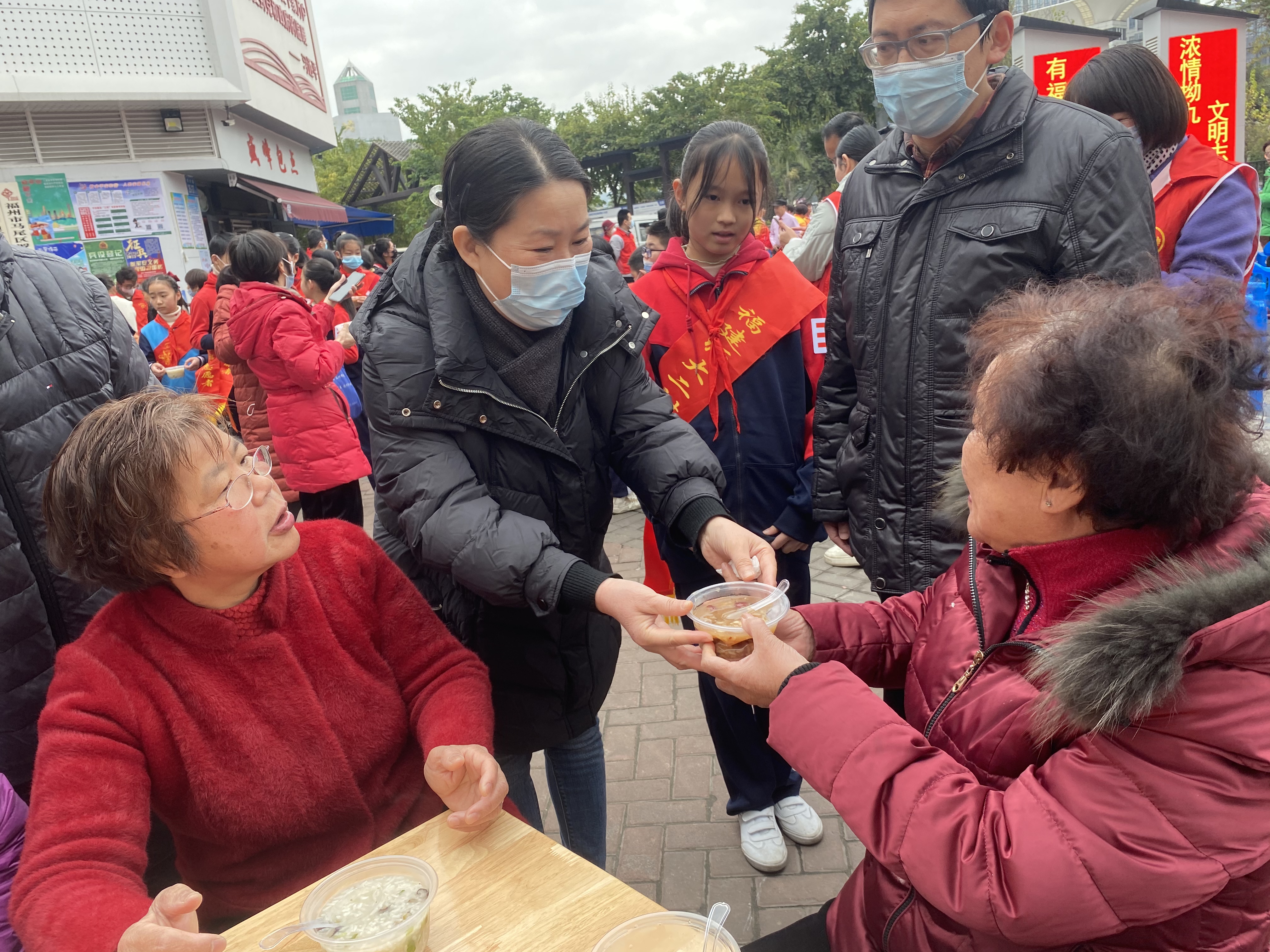 浓浓拗九颂孝心，爱在新港敬老情